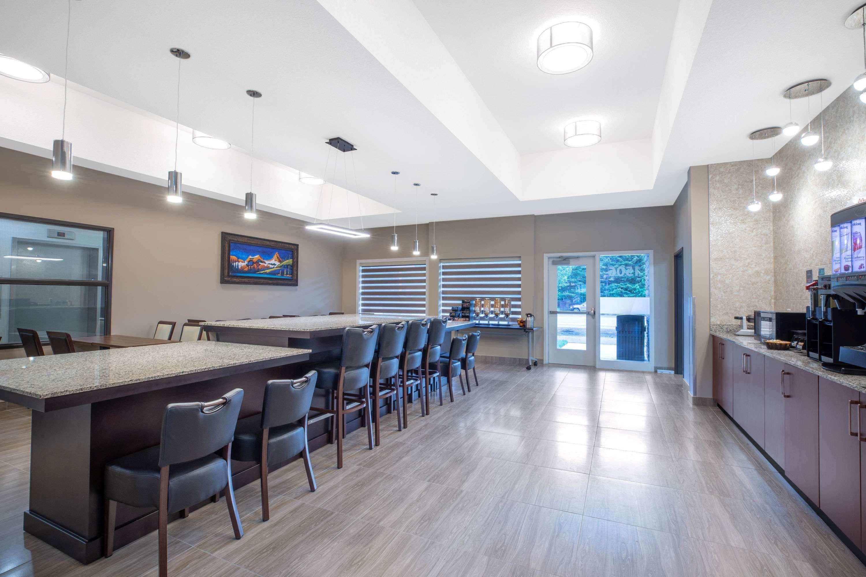 Super 8 By Wyndham Canmore Bagian luar foto
