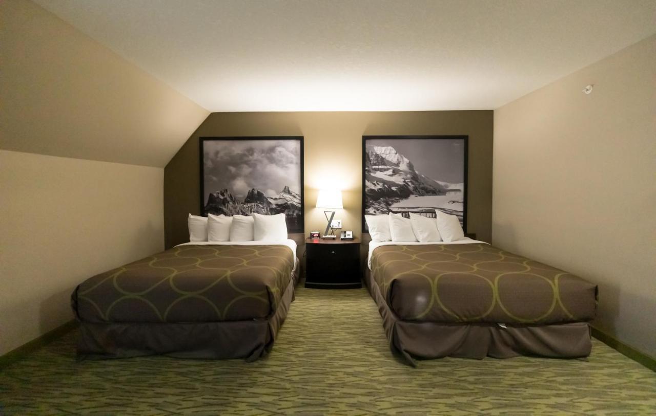 Super 8 By Wyndham Canmore Bagian luar foto